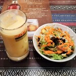 スワズ インド アジアン レストラン＆バー - セットサラダ、セットドリンク（マンゴーラッシー）
