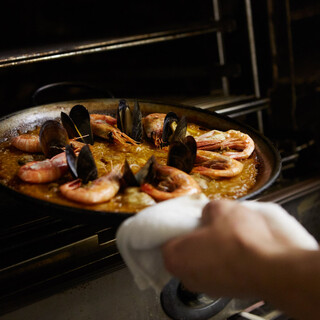 自然由来の調味料だけで作る、Peroの本物のパエジャ