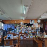 霧立亭 - 店内は鉄道グッズや幌加内そば関連の物を販売