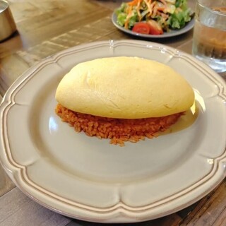 カホン　パンケーキイエロー　A こんにちは！ オフタイムカフェです😊 6月からの期間限定パン