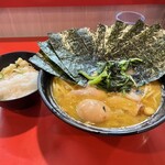 家系総本山 吉村家 - 中盛海苔味玉　鶏油少し多め麺はふつう　ライス