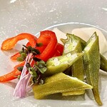 焼鳥 せきね - 姉さん自家製のピクルス　これで何と50円！