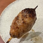 焼鳥 せきね - 火入れも強めで表面がカリッとしており中は大変ジューシー