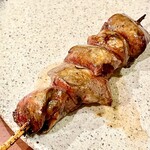 焼鳥 せきね - レバーには少しバルサミコをつけます