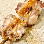 焼鳥 せきね - 同じく名古屋コーチンの振袖　皮を巻いて脂と旨味を綴じ込めた串です　最高