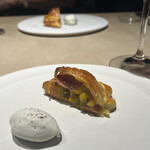 Lega - 南瓜とﾓﾙﾀﾃﾞｯﾗ(ハム)のパイ　ゴルゴンゾーラのアイス添え　赤ワインと