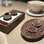 Lega - コーヒーと一緒に出て来るお茶菓子　抹茶のフィナンシェ　甘くないカカオの下にブルーベリーソース
