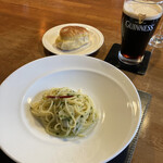 カサーレ - ペペロンチーノのスパゲッティ＆自家製パン＆２杯目ギネス
