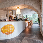 Koko Head cafe - ロゴをあしらったカウンターとアーチ