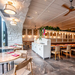 Koko Head cafe - 白を基調とした店内