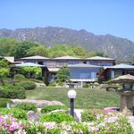 庭園の宿 石亭 - 庭から建屋を望む。ここからの眺めがよいと庭師の方が教えてくれました。