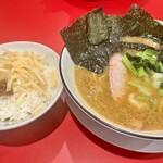 家系ラーメン 王道家直系 修 - ・ラーメン（950円）
      ・のり5枚（150円）･･･海苔はツレと分けました。
      ・ライス（150円）