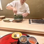 末冨 - 松茸ご飯をかき混ぜる末富大将