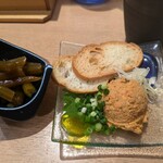 南部ビストロ うんめのす - 左：葉わさびの醤油漬け・右：あん肝なめろう