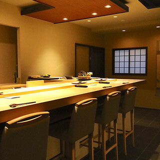 喧騒を忘れさせる都会の隠れ家◆目の前で板前が握るライブ感も