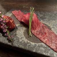 焼肉GROW - ザブトンの大名握りと特選和牛のユッケ