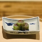 温石 - ②【先付-2】
      鯵の胡瓜巻き、梅肉ソースのせ