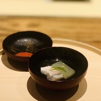 温石 - ③【椀】
                      吸地：鰹節
                      椀種：白甘鯛
                      椀妻：冬瓜、辛子のせ
                      吸口：柚子皮