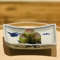 温石 - ②【先付-2】
                    鯵の胡瓜巻き、梅肉ソースのせ