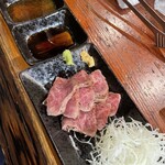 肉バルmoTTon - もも肉のタタキ