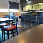 四川翔 - 店内中央にセルフごはんの炊飯器＆お冷やピッチャー