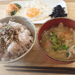 トーコーキッチン - ベーコンエッグ 副菜二品、豚汁、ご飯