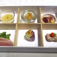 四間道レストランMATSUURA - お口取り：① 冷製フラン、ヒンヤリとして夏にピッタリ！ 上には芽葱をトッピング。 ② 河豚のエスカベッシュ。 ③ かつおのマリネ。 ④ 自家製 鴨のハム。 ⑤ 信州サーモンの生春巻き。脂ののった美味しいサーモンに人参、胡瓜、紫キャベッツのシャキシャキとした食感がとてもマッチしています。 ⑥ パテドカンパーニュ。上にはマイクロトマトとレモンドロップペッパーがトッピングされています。