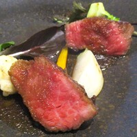 四間道レストランMATSUURA - 北海道産黒毛和牛イチボ肉のグリエ：衣笠茸とミディアムレアーにグリルしたイチボ肉に赤ワインと玉葱のソースがよくマッチしてとても美味しいです。♪♬ 蕪、人参、ブロッコリー、ルッコラ、カリフラワーが添えられています。
