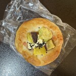 ウレイラオーブン - 料理写真:さつま芋ベーコン　クリームチーズのせ（税込189円）