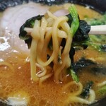 ラーメン 杉田家 - 麺ホウレンソウリフト