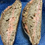 エテコ ブレッド - 明太子フランスを半分に切った断面