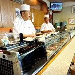 日本橋 - 手前、大将と奥、副大将。その手はずーっと寿司を握っている…笑っていても話していても、手は寿司を握ってる