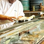 日本橋 - 大きなお皿に次々寿司が鎮座していく