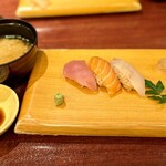 手酌割烹 てら田 - 赤酢の握り寿司・浅利味噌汁