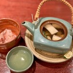 手酌割烹 てら田 - 松茸の土瓶蒸し