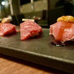 和牛焼肉やくにく 徹 - 極み炙り握り3種