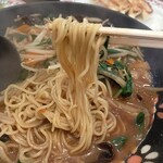 餃子の王将 - 味噌ラーメン、麺持ち上げ