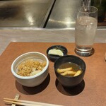 八重洲 steak & seafood 鉄板焼き 一心 - しらすのチャーハン、赤出汁