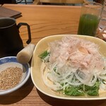 Mr.Gentleman Neo Japan Dining - たっぷり削りたて！かつお節の金胡麻サラダ