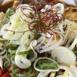 ラーメン もっけだの - 『麻婆まぜそば』のねぎ＆糸唐辛子