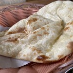 インド料理レストラン ムナ - デカいナンは40センチ程