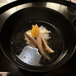 樋口 - 鱧と松茸のお椀。蓋を開けるや否や松茸がふんわり香ります。蓋裏は菊花。