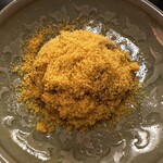 樋口 - 藻屑ガニの身を丁寧にほぐして餅米と飯蒸しに。唐墨パウダーがたっぷりと。手が混んでいます。思わずため息！