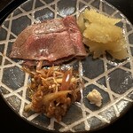 樋口 - 牛のミスジ肉。シルキーで瑞々しいお肉。茗荷のもろ味噌和えを包んでいただきます。茗荷がまた素晴らしい。