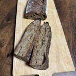 エテコ ブレッド - 大麦バゲットの断面