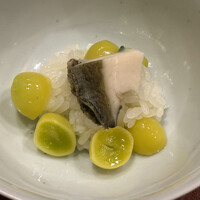 御料理 寺沢 - 凌ぎ
                      鮑と銀杏の飯蒸し