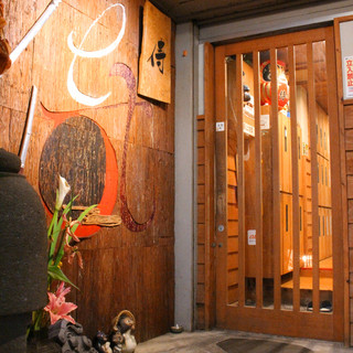 Hama Ryouri Samurai - 入り口のエントランスに大きな「侍」の文字が目を引く。