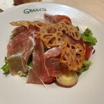 グラナータ - 生ハムのせ　気まぐれランチサラダ