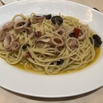 グラナータ - ヤリイカとドライトマト、オリーブのスパゲッティ