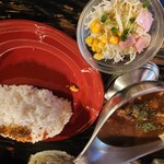 カレー屋アカマル - 逆さのままで。牛すじカレー ご飯がたっぷりでがっつり食べられます。